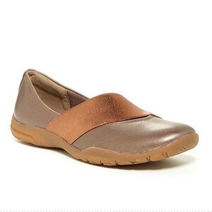 NWT Clarks Vailee Pine Gray metallic leather flats